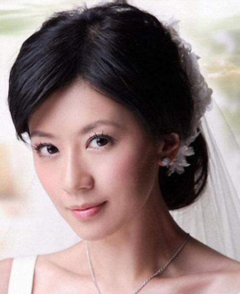 娱乐圈命运坎坷的女星,18岁为父还债,35岁为女儿净身出户.