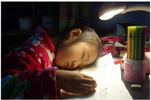 班主任群里发未完成作业名单, 家长发孩子照片