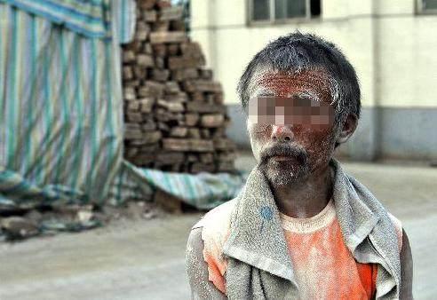 女儿嫌弃父亲是弱智不认他,街上遇到小流氓,看