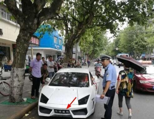 一辆“兰博基尼”被查，看车牌让人想笑！问价格，车主：3万