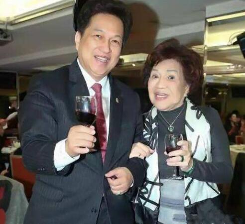70岁李朝永出轨后回归家庭，与80岁拉姑当众亲吻大秀恩爱