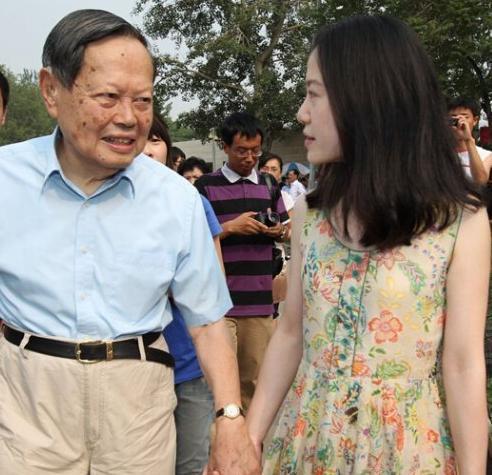 95岁杨振宁近照,妻子翁帆隐藏目的曝光,杨振宁对此表态