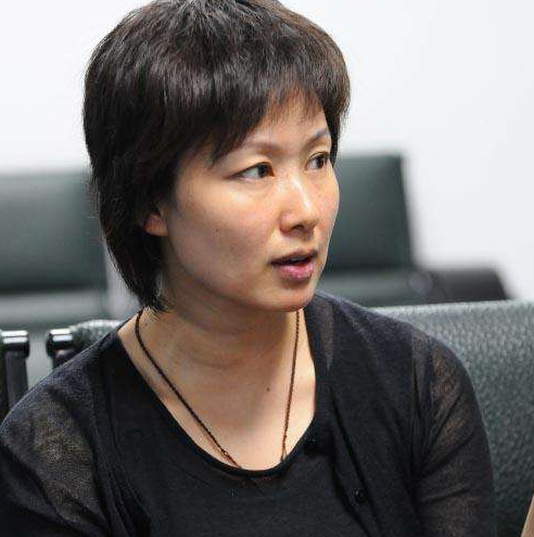 她是央视"最土"女主播,主持时从不化妆,如今低调无人知