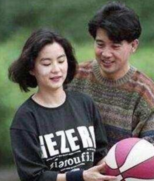 曝光:71岁秦汉近照,网友:终于知道林青霞为什么苦恋他