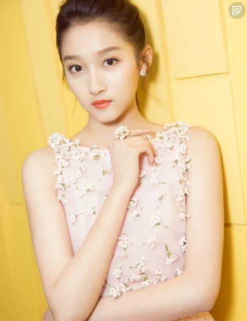 初中生最喜欢的明星,鹿晗女朋友关晓彤倒数,第一名实至名归