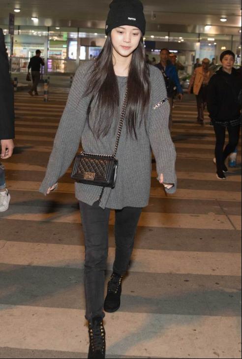 欧阳娜娜一件背带裤嫩出新高度!网友:关晓彤真