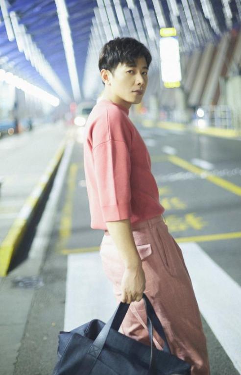 罗晋深夜独自现身机场,网友:这嘴唇是怎么了?