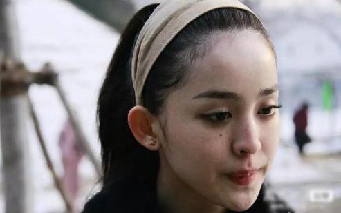 古力娜扎早年素颜照曝光，网友：太美了吧！皮肤嫩的能掐出水来！