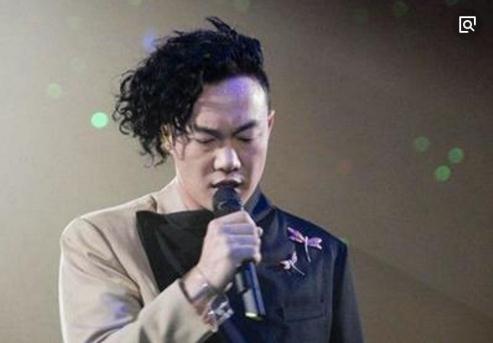 刘嘉玲晒与梁朝伟合照，却被陈奕迅实力抢镜，网友：通过老婆认出