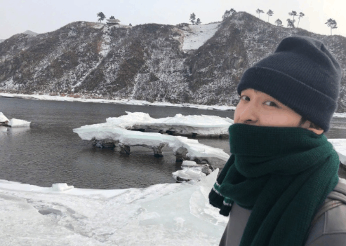 董子健孙怡游“北极” 冰天雪地撒狗粮