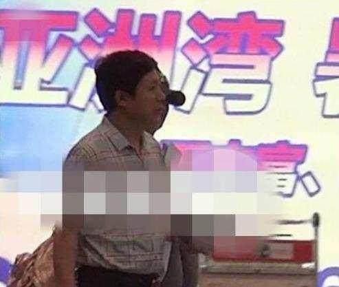 赵丽颖和爸爸出行,街边素颜没人认出,网友:果然