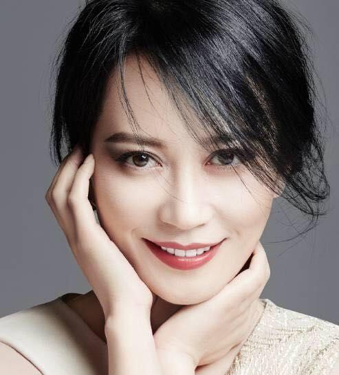 当主持人窦文涛采访俞飞鸿对性的看法时,俞飞