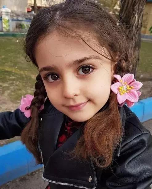 伊朗小女孩因为长得太漂亮,爸爸不放心,辞去工作专职当保镖