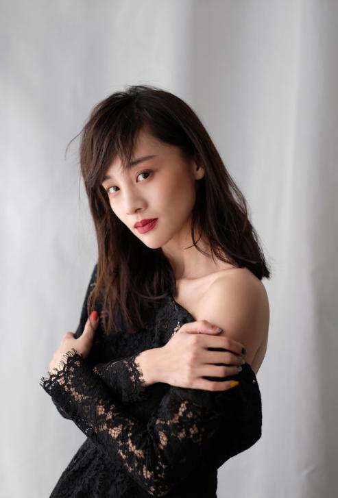 《猎场》衣姐章龄之裸背写真曝光,网友:真真是可盐可甜了!