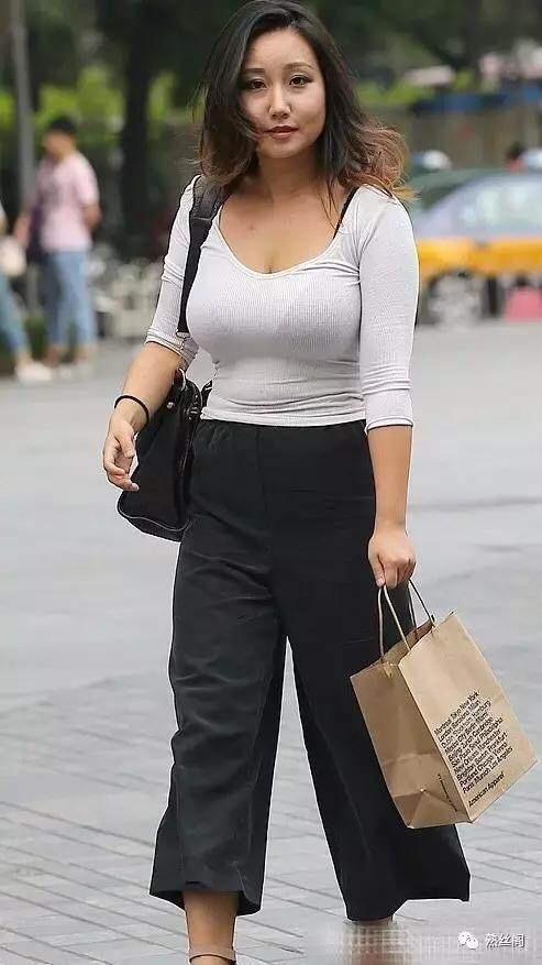 街拍: 海乃百川的丰腴辣妈, 熟透了的女人魅力大