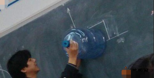 老师搞笑操作，各种东西当尺子，老师拿着这东西学生认真极了！