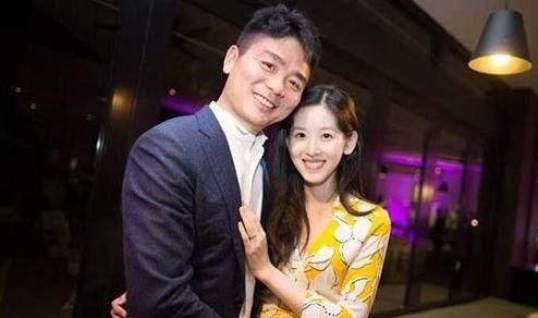 刘强东老婆章泽天入选达沃斯杰出青年,奶茶妹