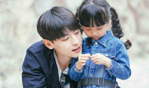 邓论和代超身高都是185,可站在一起却尴尬了