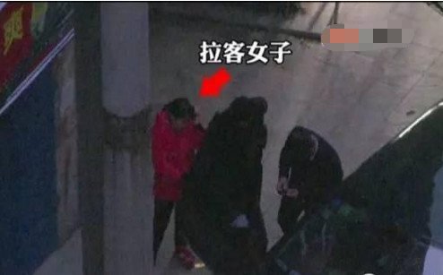 居民区惊现拉客族，一个电话小姐从天而降，太人才了