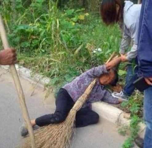 女子路边暴打老人, 了解原因后, 引起众怒!