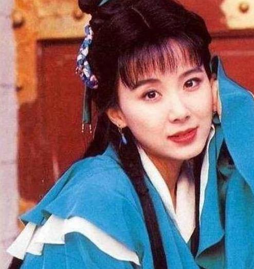 50岁萧蔷交往90后男友, 如今男友面色苍老, 而萧蔷春光满面