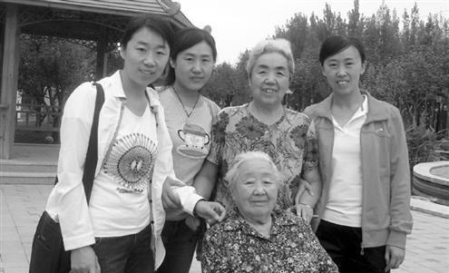 妈妈72岁了,最近脸上长了几个硬疙瘩,发痒,耳朵