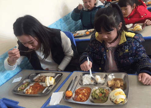 看似平凡! 青岛大路小学组织食堂开放活动 家