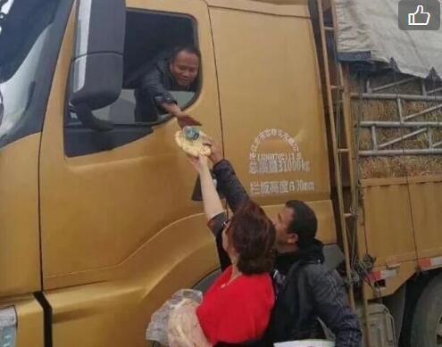 新疆的馕又出名了,司机都在说新疆人亚克西,