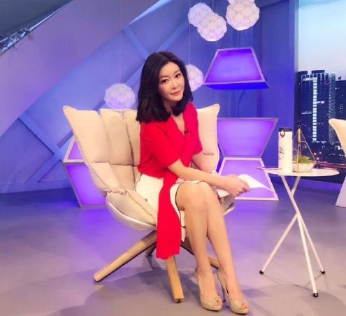 王小骞是一位生于山东青岛的"70后",中国传媒大学播音主持专业毕业