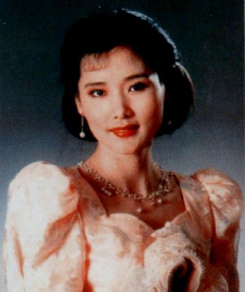 54岁何赛飞年轻美照曝光：一生一世一双人，却有一事遗憾至今