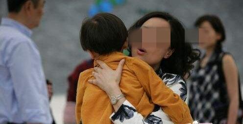 妻子把出生29天的孩子抱回娘家,5年不让见,再