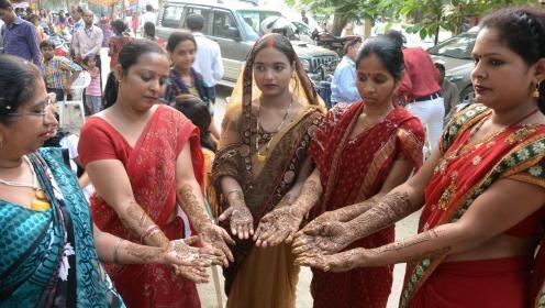 印度人在火车上上厕所,分分钟毁掉你三观?