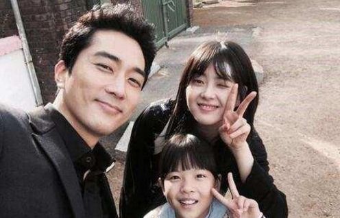 宋承宪高雅拉公开恋情,曾私下多次聚会,刘亦菲