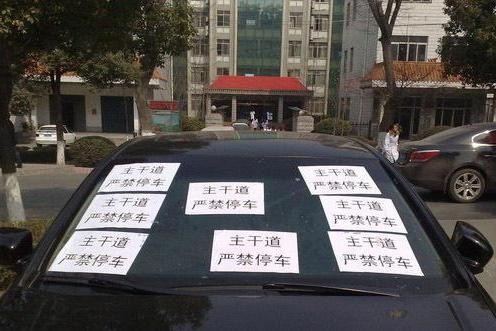 别克君越乱停车占用2个车位，被国产面包车围堵出不去，车主急了