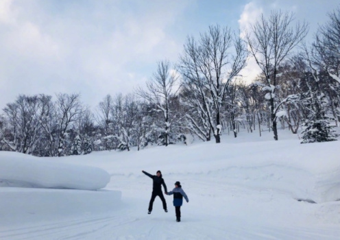 晓明晒三世同堂合照,与Baby教小海绵学走路引