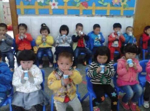 一幼儿园老师在朋友圈发孩子喝牛奶视频唯独没