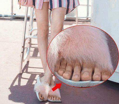 网友也发现了关晓彤靓照中一个让人细思恐极的细节,请大家看关晓彤脚