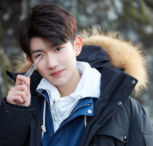 王源《王牌对王牌》第三季的造型很酷,依旧戴