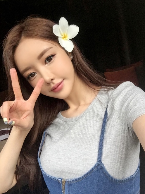 时尚美女孙允珠,珠珠小短腿儿灰色质感舒适裙搭配吊带