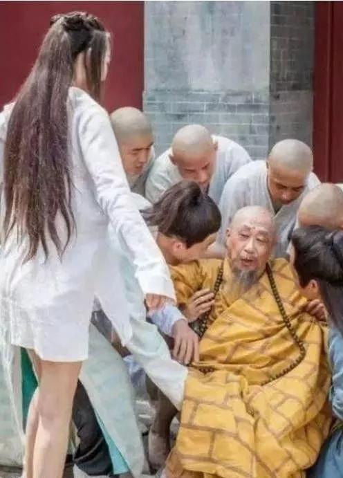 搞笑趣图:妹子我们是在救人,你这样真的好吗?