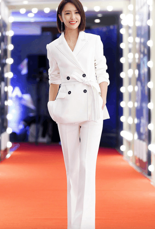 佟丽娅穿白色西装,可以进来看看这篇文章