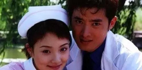 李小璐父亲是知名导演，影后母亲高贵但很低调，三代都是美人胚子