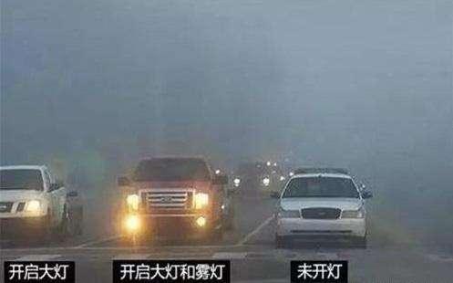 下雨天开双闪一不小心吃大亏,车灯应该如何开?