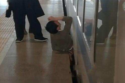 27岁男子穿越铁道被夹身亡,家属索赔82万,网友