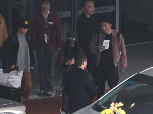 杨幂改变风格低调现身武汉 再次走VIP通道遭粉丝埋怨