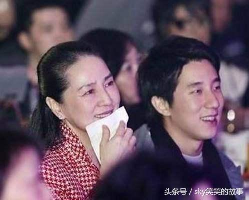 成龙这辈子最爱的两个女人，一个为他终生未嫁，一个已经遗憾去世