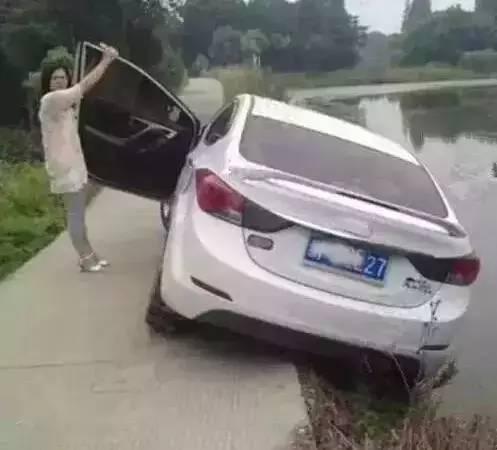 比如网上流传甚广的女司机车祸饰品集锦: 关后备箱夹到自己头的