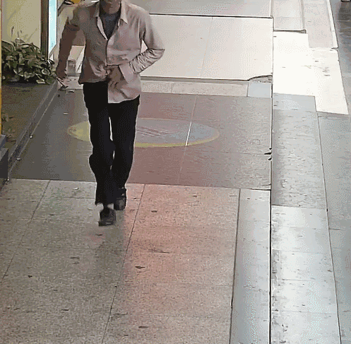 gif/709k 这名男子作案前在酒店门口旁站了好一阵子,发现了监控探头后