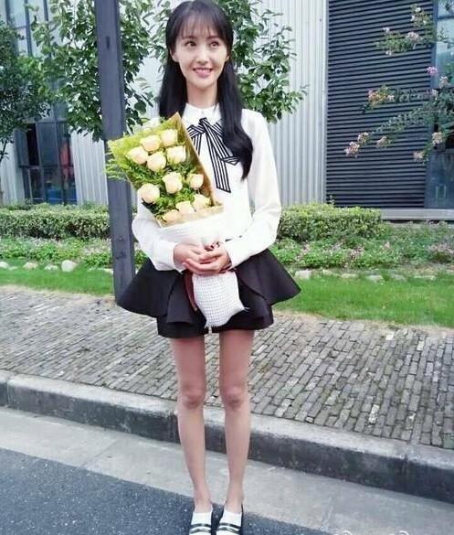 女星比谁腿更细,原以为郑爽无人可比,看完她的腿之后,我沉默了