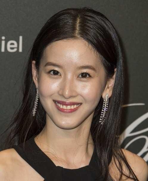 奶茶妹妹章泽天衣品开挂撞衫钟欣潼,网友:一脸皮包骨老气横秋